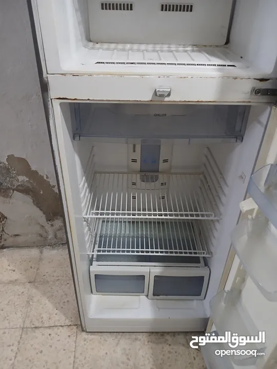 ثلاجة شبه جديد نضيفه جدا