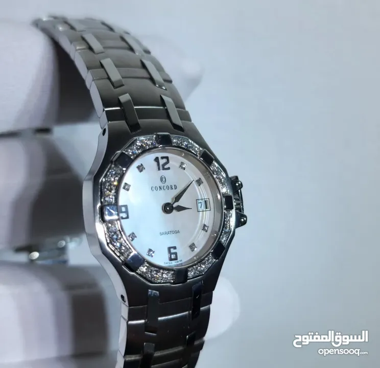ساعة سويسرية مع فصوص ألماس