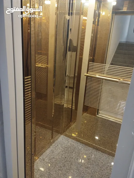 شقة طابق ثالث مع مصعد باطلالة مميزة جدا \ الزرقاء الجديدة/ البتراوي الجنوبي