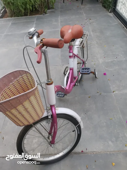 دراجه أطفال ورديه