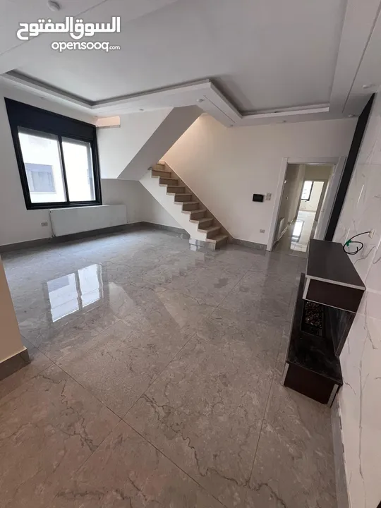 Brand new penthouse for rent in Dier Ghbar. اخير مع روف في احلي أحياء دير غبار للإجار مع إطلالة.