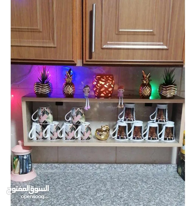 رفوف خشب شاشه ومطبخ وحمام وديكور حائط وستاند مكياج وجلاتين وكتب وصيدليه ومطبخ وغيره