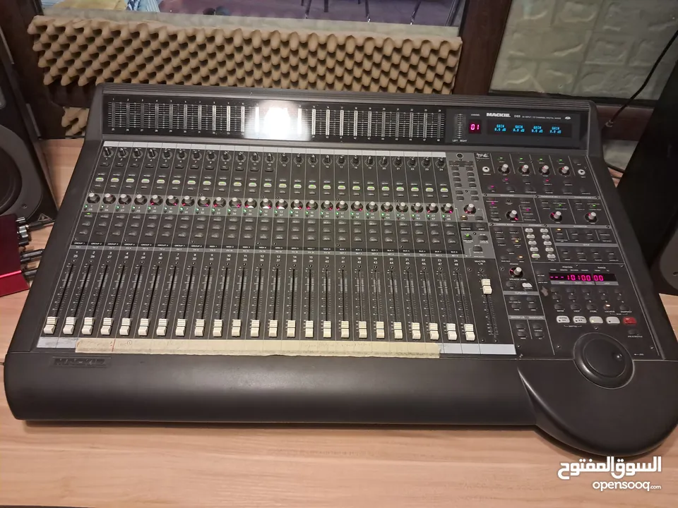 Mackie d8b mixer