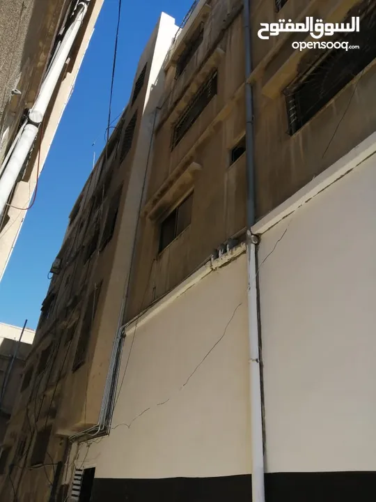عمارة تجارية للبيع 8 شقق و 3 مخازن