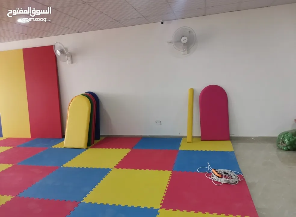 ارضيات فوم لمناطق الألعاب آمنة جدا للعب والقفز. متوفر جميع الألوان