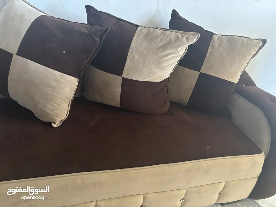 بيع كنب  كورنر مستعمل يحتاج تنجيد فقط السعر مغري للمعني الجاد التواصل طقم حشىه داخليه ممتازه يحتاج ت