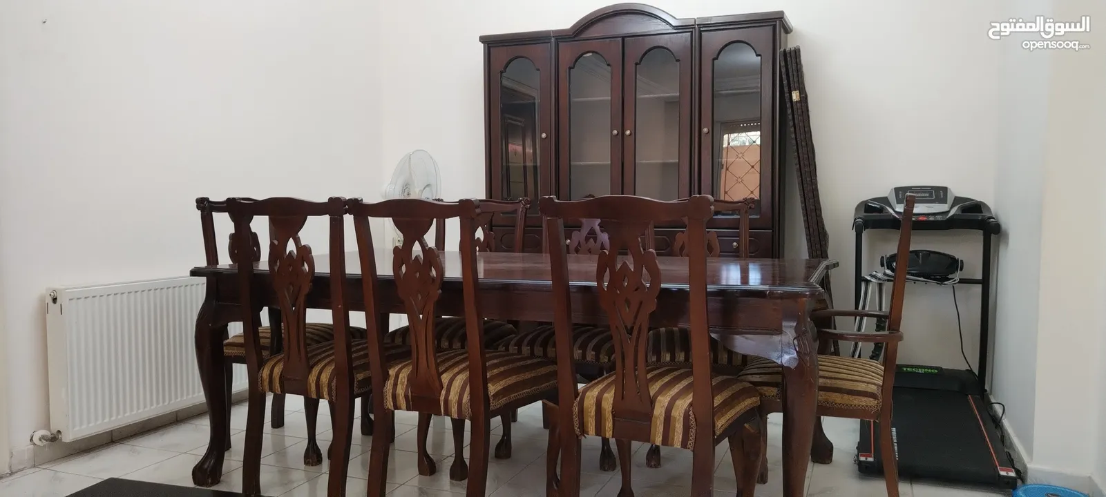 طاولة سفرة مع فضية  للبيع