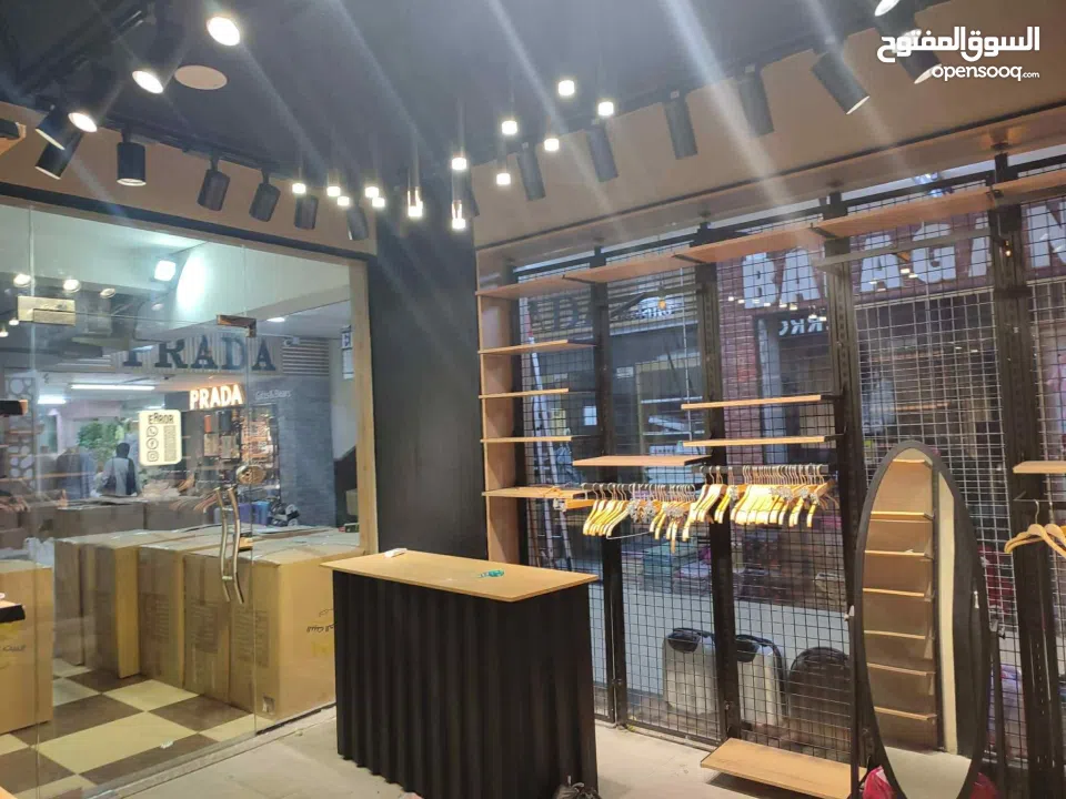 محل تجاري / 3 واجهات زجاج / ديكور جاهز / غرفتين غيار /