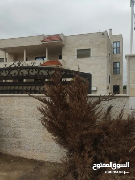 بيت مستقل  4 غرف نوم ماستر روم 4 واجهات حجر بلكونات صالات كراج خزان ماء تدفئه سور حديقه عزل اطلاله ح