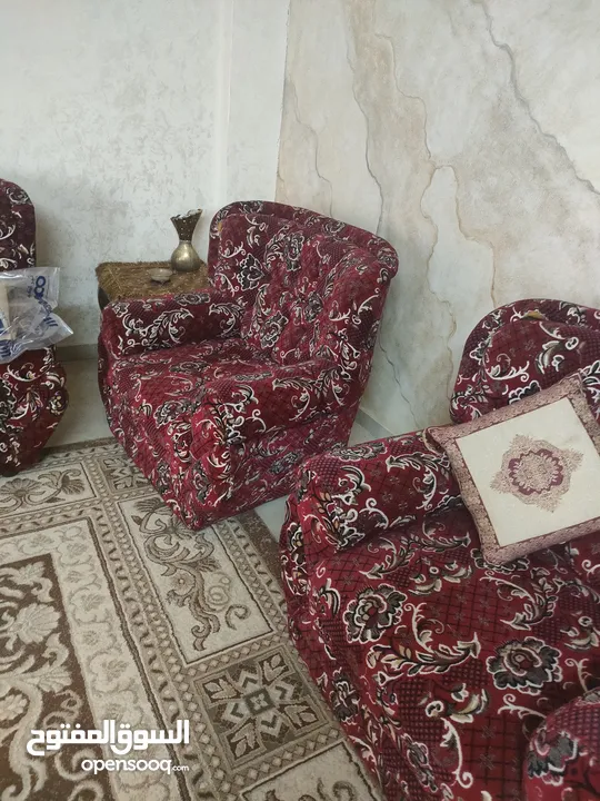 كنب 8مقاعد مع اربع برادي وطاولة خشب وسط