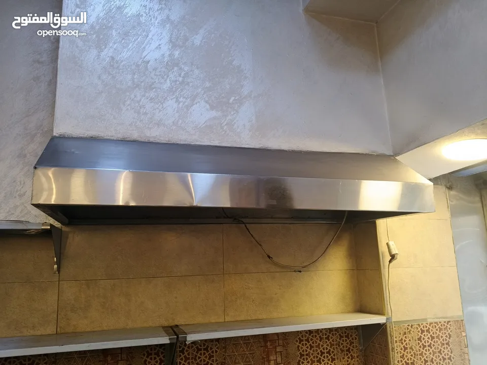 عدة مطعم متنوعة بحالة ممتازة للبيع المستعجل