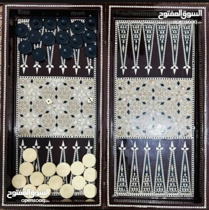 طاولة زهر خشب زان ثقيل محفر