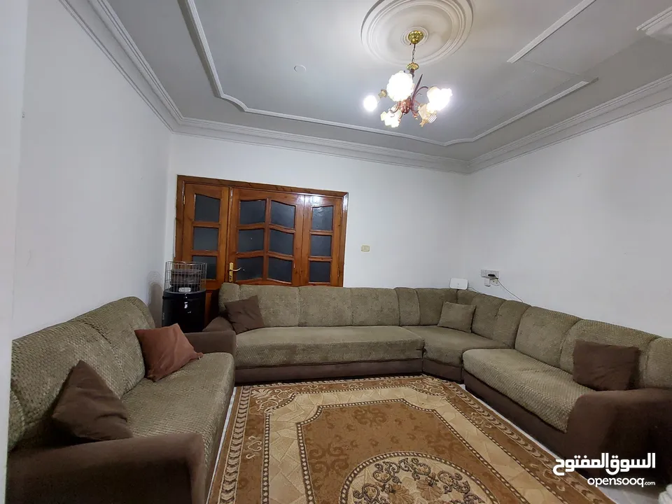 طقم كنب لون زيتي بحالة جيدة جدا