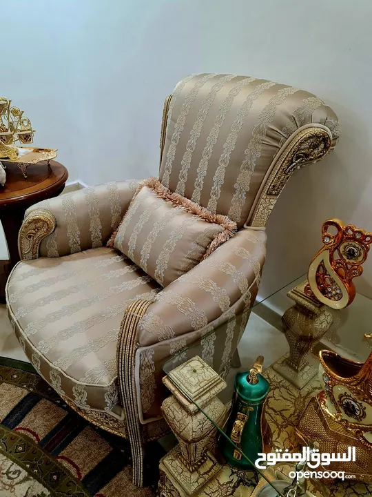 Sofa set ITALYطقم كنب ايطالي فاخر  نخب4 قطع 7   مقاعد و 4 قطع.  1 كبير + 3 طاولات ممتازة من الكويت