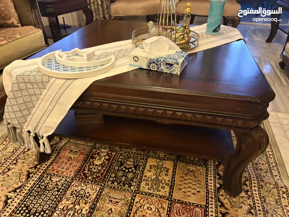 طقم كنب للبيع نضيف مع طاولات وسط 2 جانيه ومدخل مع مرايه للبيع