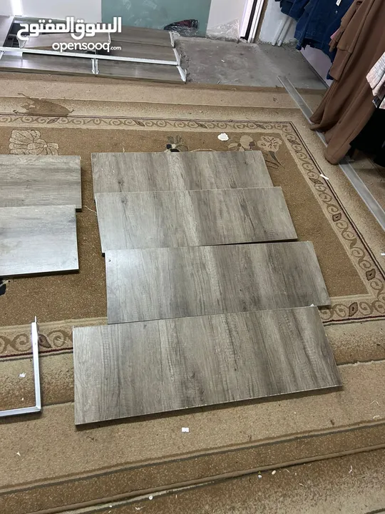 رفوف خشب ستاندات وتعاليق محل اواعي كميه وبنص السعر المعني يتواصل