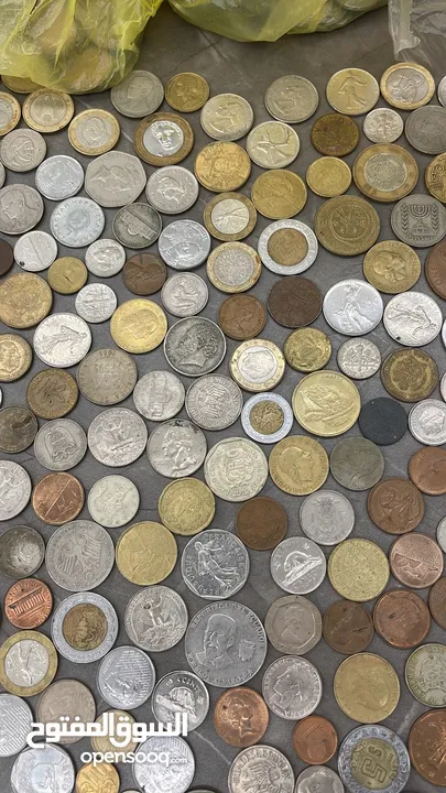عملات اجنبية وطوابع قديمة