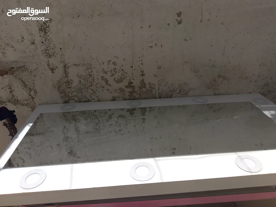 تخت مع مفرش وفرشه ضغط مع مراي مضيئه وتواليتين ابيض تعليق والتخت تنجيد ابيض خشب لاتيه