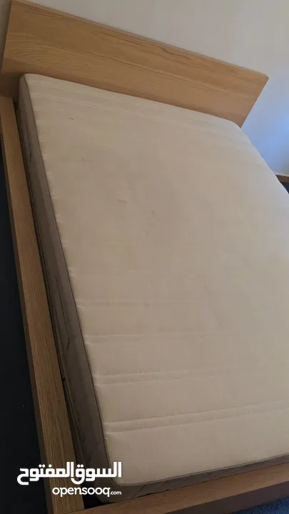 غرفة نوم من ايكيا للبيع اللون خشابي فاتح