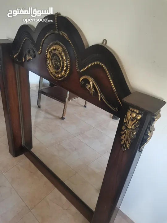 خزانة كبيرة وطاولة ومراية وحوض سمك مع عدته كاملة
