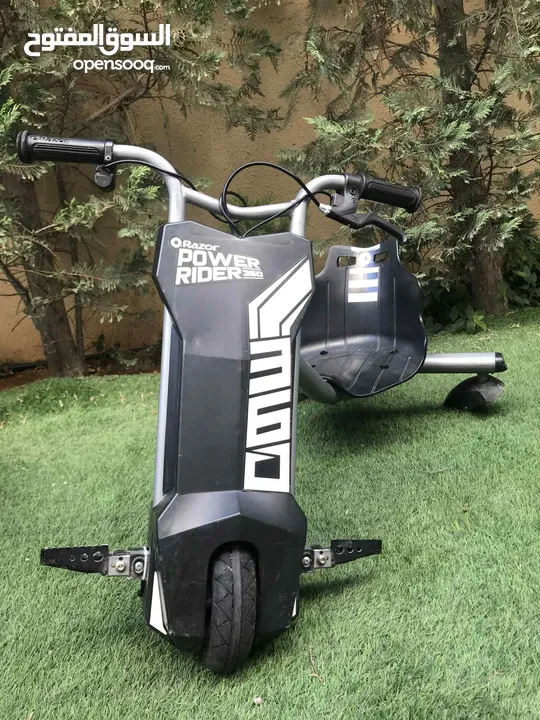 سكوتر Razor امريكي اصلي مع الشاحن السريع بسعر 100 دينار اردني