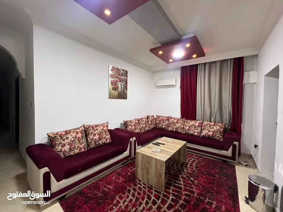 شقه مفروشه بالكامل نظافه مميزه للايجار خلف مركز الحسين للسرطان/ الجامعه الاردنيه