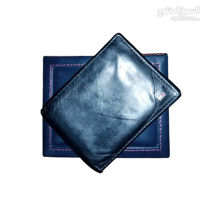 محفظة وحافظة نقود رجالي Tommy Hilfiger جلد اصلي طبيعي 100% مستعملة بحالة جيدة جدا.
