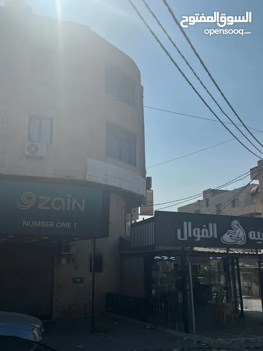 مجمع تجاري في وسط إربد عبارة عن محلات وشقق مع تسوية
