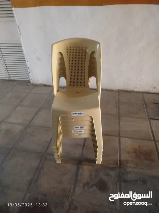 طاوله مستطيل مع طاوله زاويه يمكن الحاقها بها كما في الصوره كراسي بعجال عدد 3  كراسي بلاستيك عدد 12