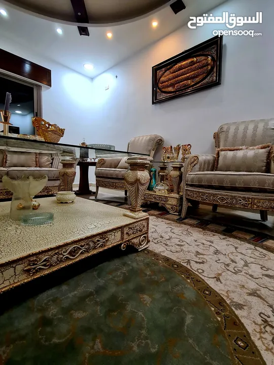 Sofa set ITALYطقم كنب ايطالي فاخر  نخب4 قطع 7   مقاعد و 4 قطع.  1 كبير + 3 طاولات ممتازة من الكويت