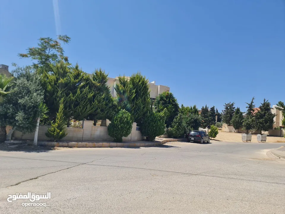 أرض للبيع في منطقة الحمر ( منطقة فلل فخمة)  شمال عمان 970م  بواجهه عرضه تصلح لبناء فيلا او فيلتين