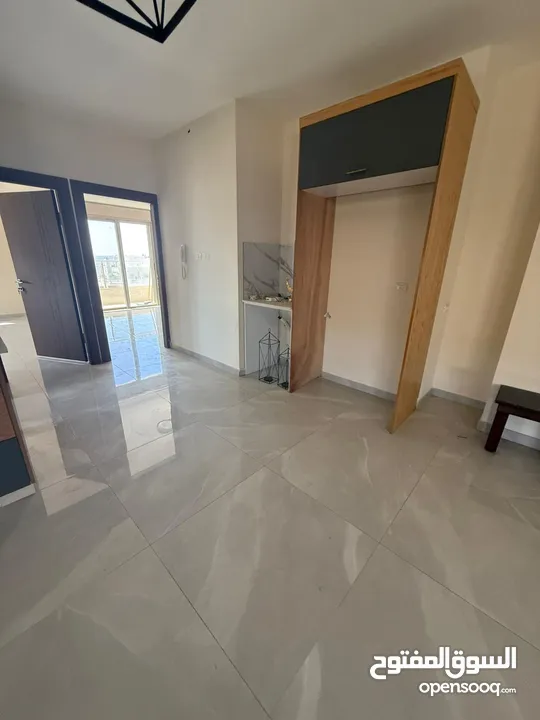 شقه غير مفروشه للايجار في عين مجد قرب مطعم تغميسه