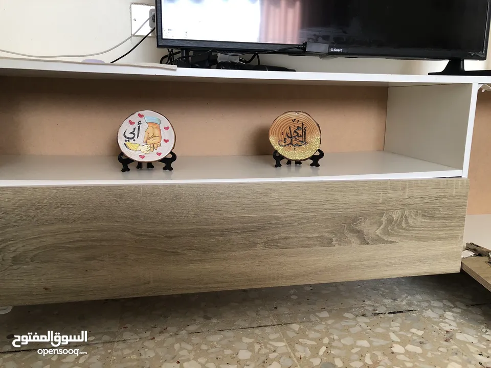 طاولة صالة بالون ابيض و خشبي مع تصميم يناسب جميع الديكورات يمتاز بسهولة التنظيف و يحتوي على خزانتين