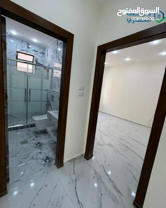 شقة ارضية مع ترس  جاهزة للسكن  جبل المغير -خلف فندق الجوابرة بتشطيبات جدا فاخرة