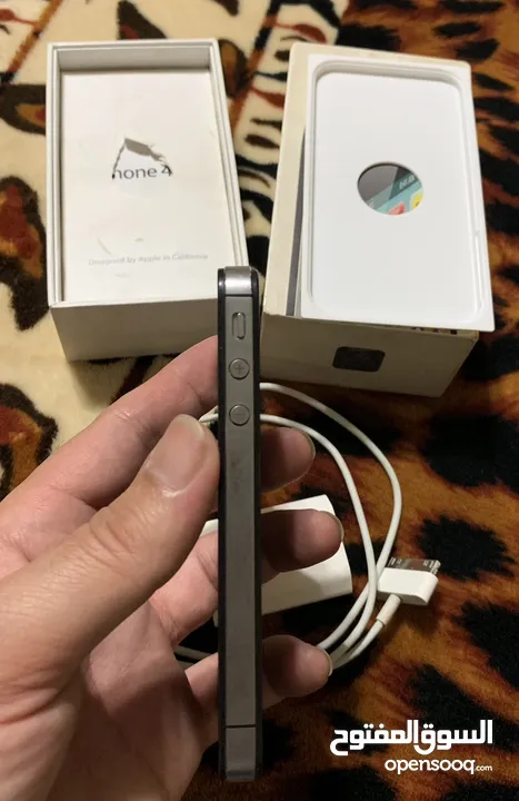 Iphone 4s 32 GB جديد بحالته بكامل حاجته