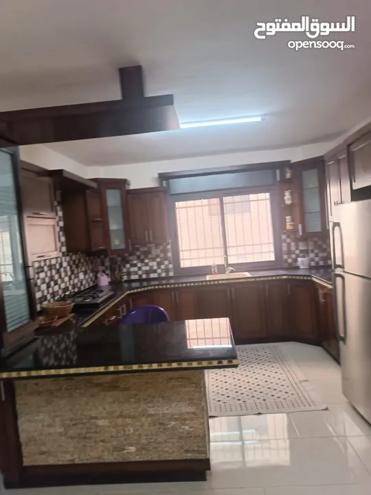 شقه مفروشه للايجار في البيره قرب  دايره السير ومديريه الصحه