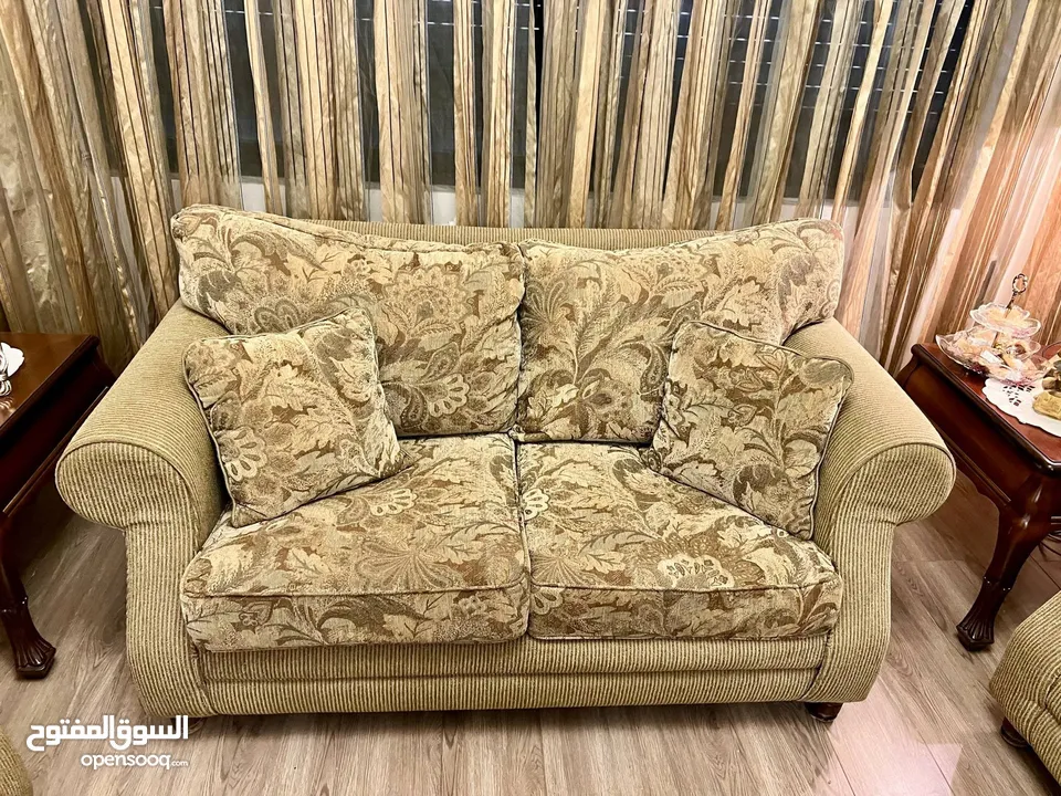 غرفة صالون كاملة متكاملة ( كنبيات وسجادة و برداي). مستعملة سنة واحدة فقط. .