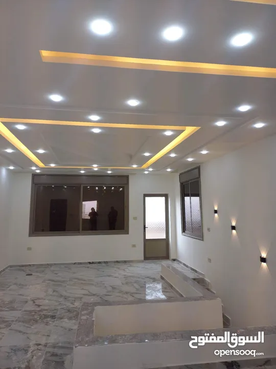 شقه مع رووف دوبلكس 220م للبيع جنوب كليه الطب لجامعه اليرموك خلف صيدليه الرازي وغرب دوار اللوازم