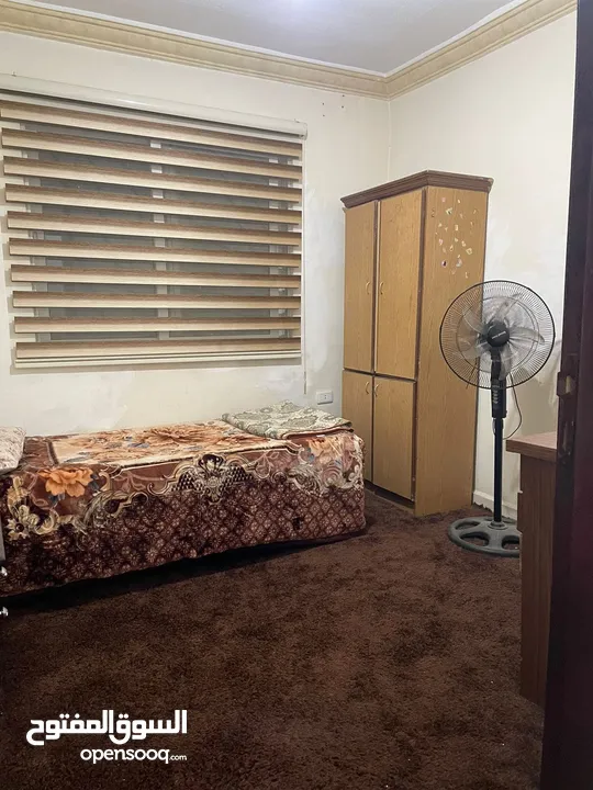شقه مفروشه للايجار اربد بالقرب من مجمع الشيخ خليل تصلح للطلاب او عائلة صغيرة طابق ارضي وليس تسوية...