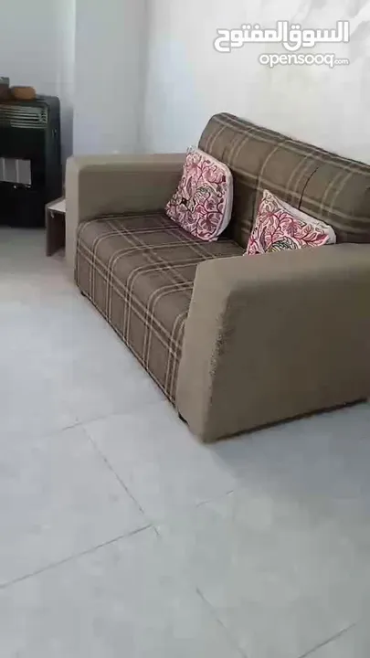 غرفة نوم مع طقم كنب و شاشة للبيع