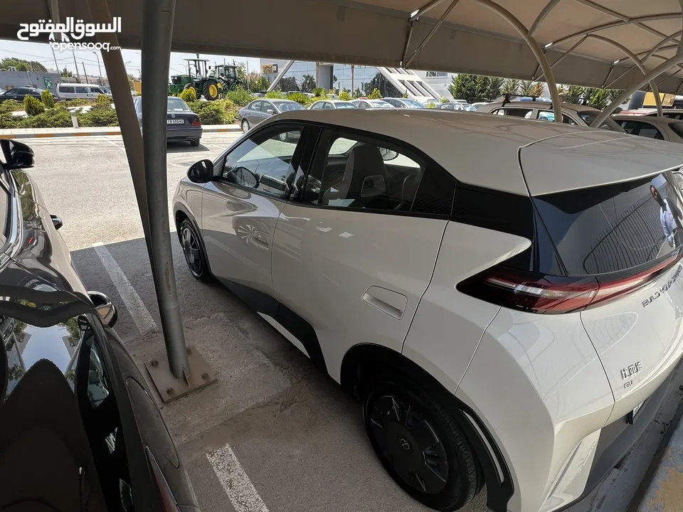 بي واي دي سيجل لون بيج موديل 2023 بحال الوكالة ممشى قليل 305 كيلو بالشحنة