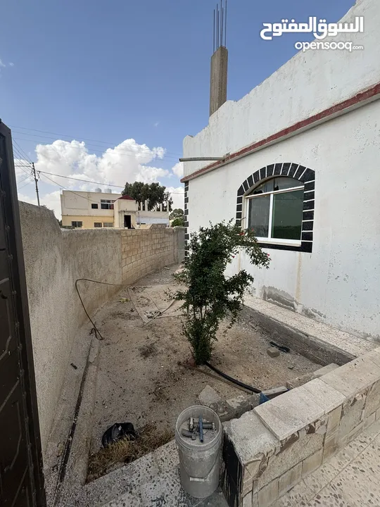 بيت طابقين للبيع في الحي الغربي  طابق ارضي بناء من 10الى 16 سنة  طابق اول بناء قبل 3شهور فقط