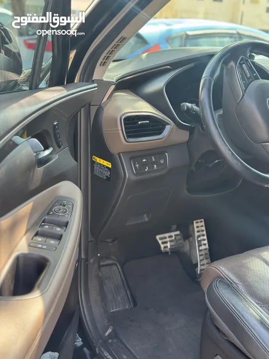 هونداي سنتافيه ون مليون موديل 2018   مطور 2200 ديزل  ترخيص وتأمين شامل لشهر 4 فحص دهانات تجميلي