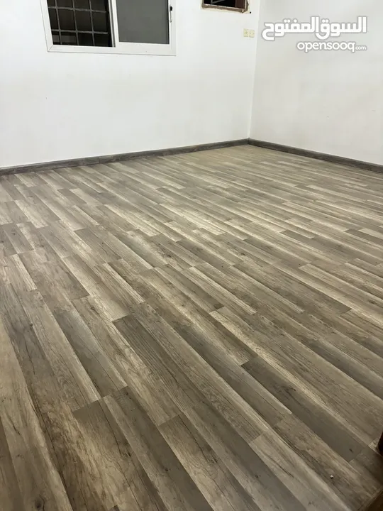 باركية الماني مستعمل على الارضية غير مفكوك غرفتين كل وحده 4/5 اللون رمادي وعسلي