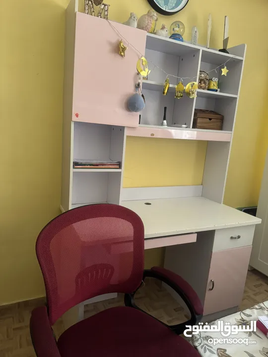 مكتب مع كرسي بحالة ممتازة للبيع