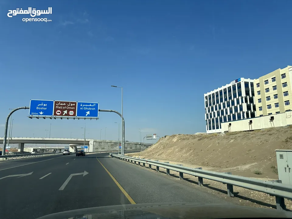يتوفر عدد 2 مكاتب كبيرة و جديدة جنب عمان مول و مطلة على الشارع السريع مباشرة