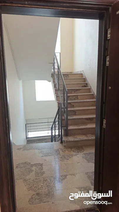 شقة مساحة 220م مميزة جداً للبيع طابقية كل طابق شقة / اسكان المهندسين مقابل منطقة حي الصحابة
