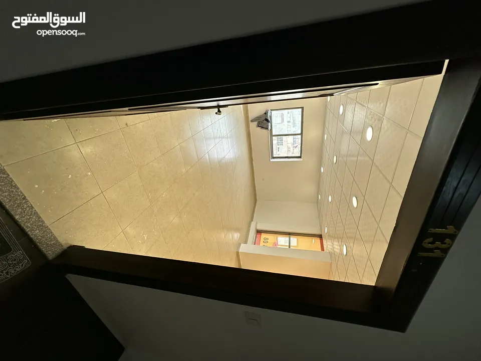 مكتب للإيجار  او للبيع تمليك  يصلح لجميع الاعمال واجهه كبيره عشارع مجمع راقي مرج الحمام مجمع طيبة 3