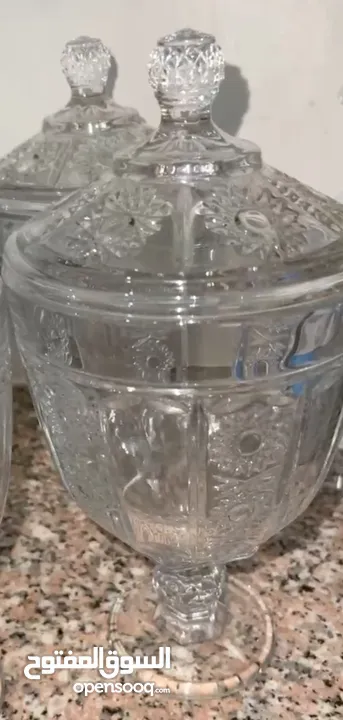 للبيع فازات زجاجية كبيرة الحجم بحالة ممتازة جدا غير مستعملة نهائيا مصنوعة من زجاج عالي الجودة،