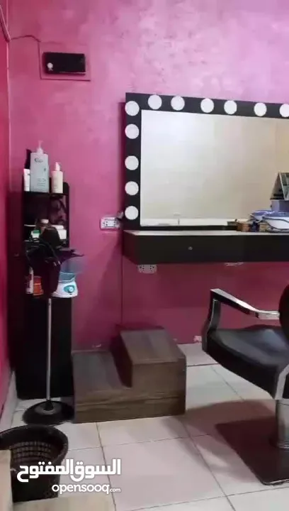 صالون سيدات للبيع العاجل في وسط مادبا مع كامل معداته بداعي السفر